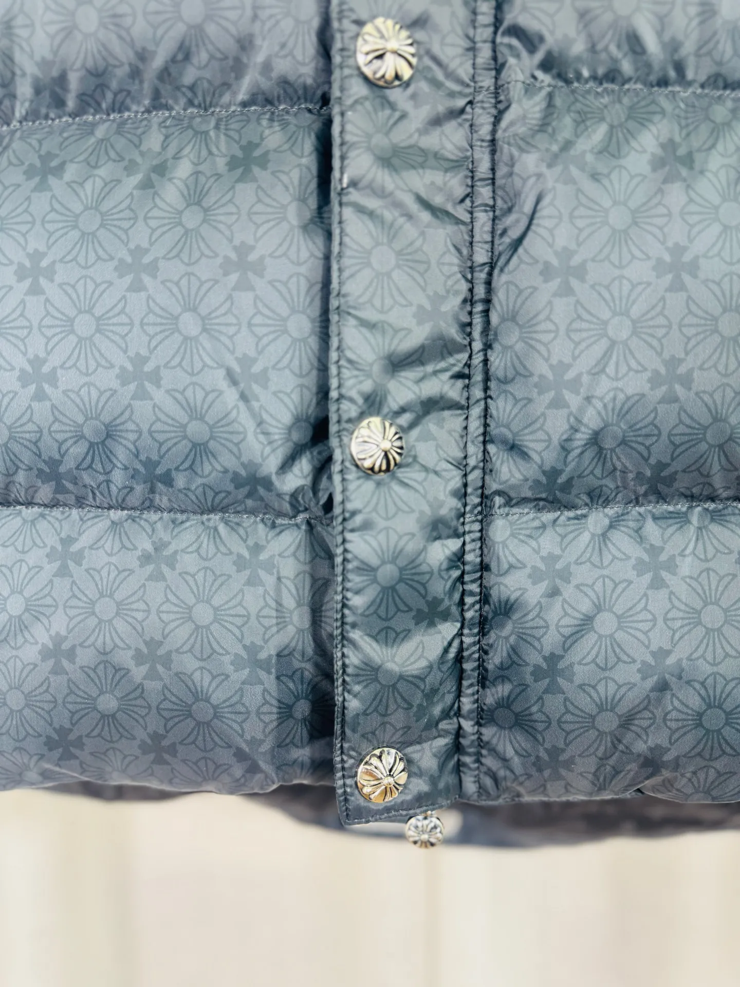 P780 top version 🐮 Real shot without P, ​​different from market products] Chrome Hearts ❄️ Winter environmentally friendly down jacket series ❄️ Chrome Hearts dark pattern series hooded down jacket is available at the counter at the same time ❤ The hood is detachable! The best Guangzhou national standard 90 velvet on the market! ! The world’s highest fluffiness of 900D! ! High standard and sufficient down filling! ! Exterior windproof and waterproof dark pattern custom fabric, interior high-grade dark pattern lining fabric to prevent lint, original hardware molding, exquisite craftsmanship details, casual or formal wear ✨ slim fit and not bloated Recommended color: Customized dark pattern flower series Code number: S, M, L, XL